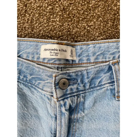 Abercrombie & Fitch Baggy Low Rise Distressed Denim Light Wash Jean Shorts 33 16 - Picture 2 of 3